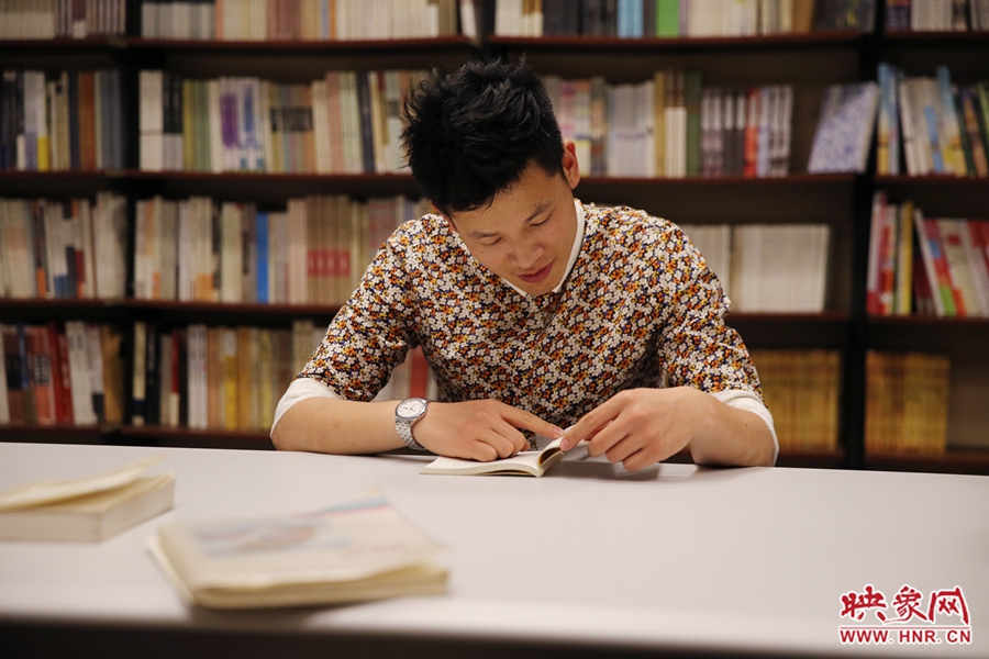 李恒，26歲，私營業(yè)主：喜歡撫摸紙質(zhì)書的感覺。