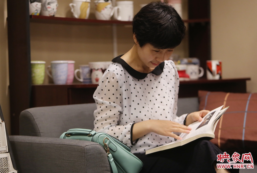 毛韶華，年齡保密，文字工作者：紙質(zhì)書是營養(yǎng)餐，電子書是快餐。