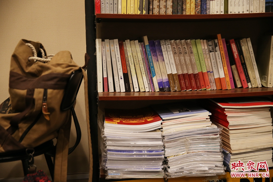 放下背包，捧起一本喜愛的書，生活的另一種方式。