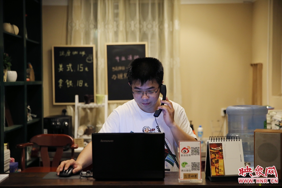 店長小博，由于書店搬遷至此，經(jīng)常接詢問地址的電話。