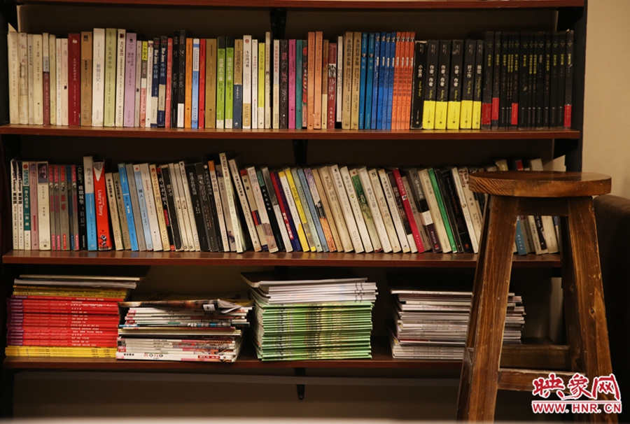 書店內(nèi)設(shè)置的高腳凳子。