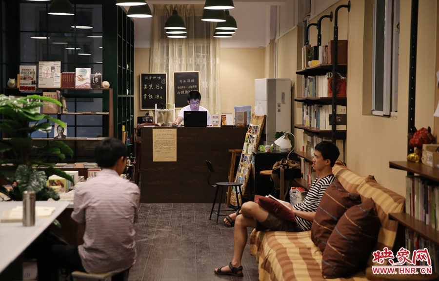 看書的人在相互交流。