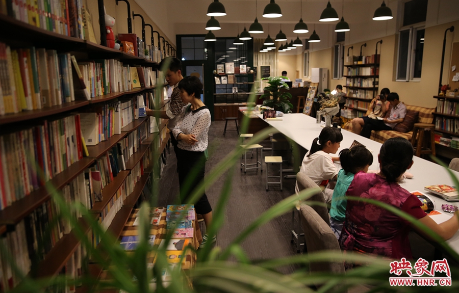 看書的人。