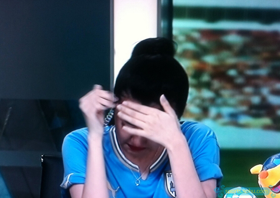 美女主播為意大利出局演播室飆淚 美女主播為意大利出局演播室飆淚