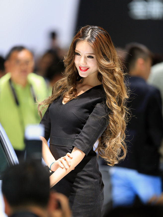 2014成都車展最美車模出爐 酥胸、長腿、美背