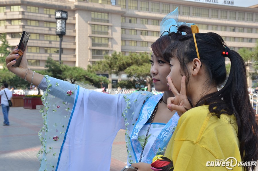 西安街頭現(xiàn)嫦娥版“小蘋果”引圍觀 西安街頭現(xiàn)嫦娥版“小蘋果”引圍觀