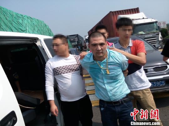 浙江警方高速持槍抓毒梟 浙江警方高速持槍抓毒梟