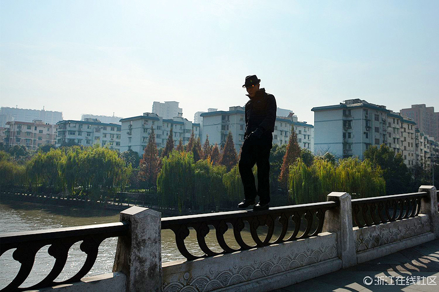 杭州大伯橋欄桿上來(lái)回走嚇到路人 杭州大伯橋欄桿上來(lái)回走嚇到路人