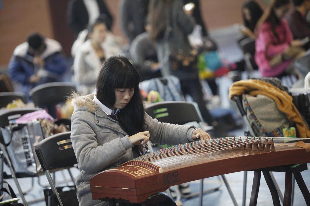 廣東藝考現(xiàn)場(chǎng) 考生壓腰