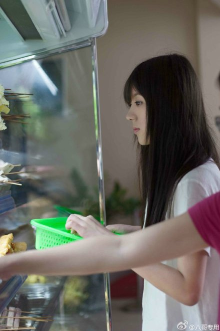 “白襯衣學妹”走紅網(wǎng)絡 氣質(zhì)清純酷似奶茶妹妹