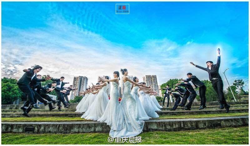 女大學生穿婚紗與男同學拍畢業(yè)照