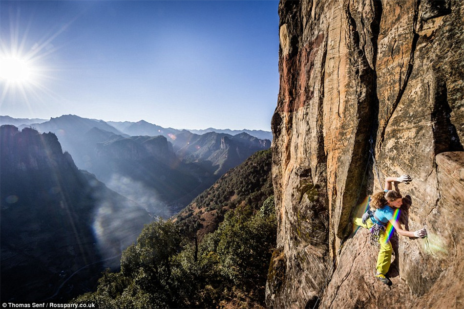 瑞士女教師徒手攀爬峭壁 驚心動(dòng)魄