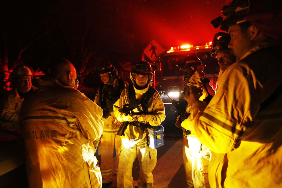 山火肆虐美加州：馬匹被烤死在路邊