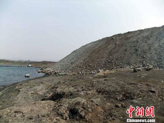 填湖造地，在鴨河水庫非法建設有越演越烈之勢。吳揚　攝