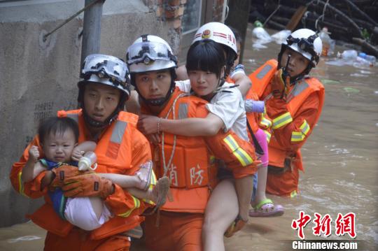 圖為漳平消防大隊(duì)涉水轉(zhuǎn)移被困群眾。
