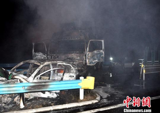 10月2日0時(shí)許，杭瑞高速貴州江口縣往銅仁市方向，距王家溝隧道出口200米處，發(fā)生一起三車追尾交通事