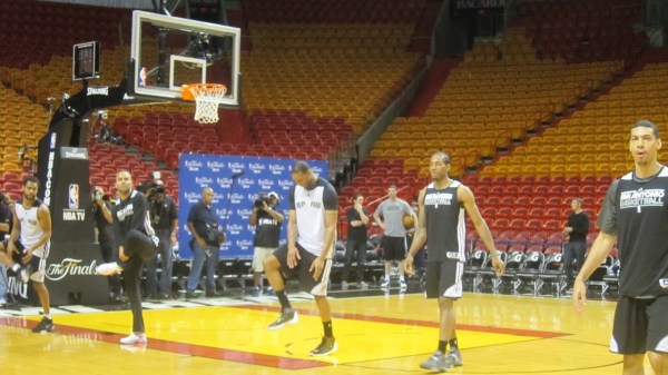 馬刺備戰(zhàn)對(duì)陣熱火的第一場(chǎng)總決賽比賽之前，麥蒂亮相訓(xùn)練場(chǎng)，受到媒體狂熱追捧，在馬刺球員中風(fēng)頭最勁，他也