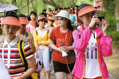 未名湖畔，游人紛紛拍照留念。