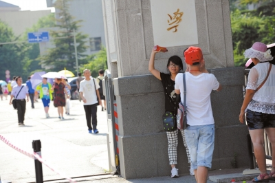 不愿排隊(duì)等待的游客只在門(mén)前留影。