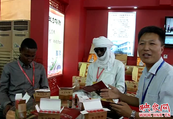 正陽王勿橋醋業(yè)有限公司總經(jīng)理李志業(yè)向外國游人介紹 正陽王勿橋醋業(yè)有限公司總經(jīng)理李志業(yè)向外國游人介紹