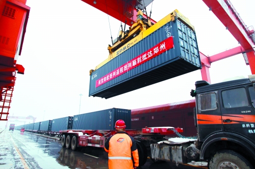 8日,帶回41集裝箱汽車(chē)原配件、動(dòng)車(chē)高鐵鋼板、高檔飲料