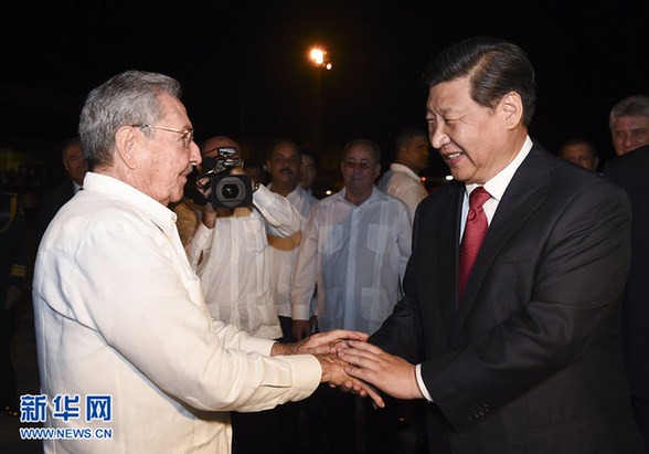 這是古巴國(guó)務(wù)委員會(huì)主席兼部長(zhǎng)會(huì)議主席勞爾·卡斯特羅到機(jī)場(chǎng)為習(xí)近平送行。