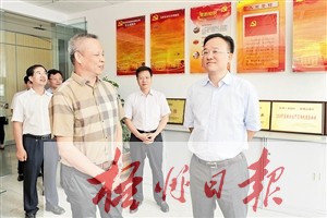 8月6日，梧州市委書記、市人大常委會主任黃俊華到梧州工業(yè)園區(qū)非公企業(yè)寶嘉制衣有限公司，調(diào)研企業(yè)黨建工作情況