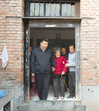 3月17日，習(xí)近平在東壩頭鄉(xiāng)張莊村看望85歲老人張景枝。