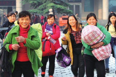 大批在新疆從事摘棉花的農民工到達許昌火車站